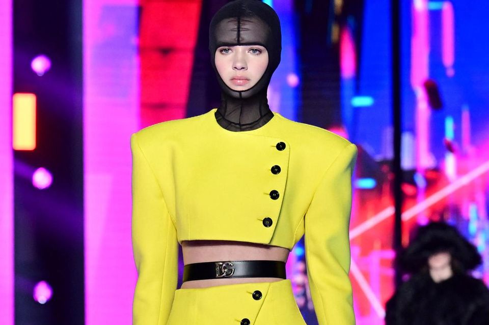 Das Model trägt bei der Dolce&Gabbana Show auf der Fashion Week in Mailand 2022 ein unterbrochenes zitronengelbes Blazerkleid.
