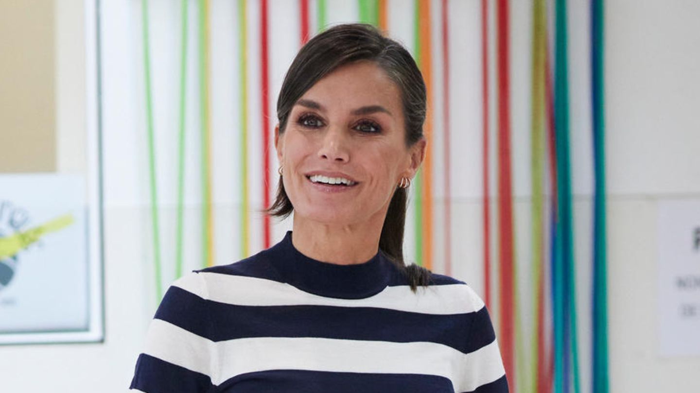 Elegant-Casual Stripes: How Royals Rock the Trend