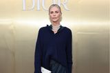 Charlize Theron setzt bei einem Event von Dior im Rahmen der New York Fashion Week auf ein lässiges Set aus Seidenrock und Strickpulli. Dazu kombiniert die Schauspielerin mehrere Perlenketten, flache Sandalen und eine weiße Clutch von Dior. 