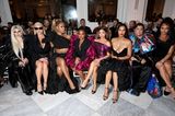 Der Designer Christian Siriano kann sich über einige berühmte Namen in seiner Front Row freuen. Neben Avril Lavigne und Kesha lächeln auch auch Laverne Cox und Sarah Hyland cool in die Kamera. 