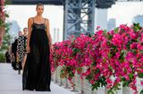 Wie eine moderne Kriegerin schreitet Irina Shayk über den Laufsteg von Michael Kors. 