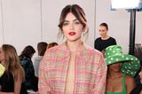 Lucy Hale besucht die Modenschau von Carolina Herrera und begeistert dabei im süßen Pastell-Look.