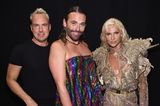 Die The Blonds Show ist bunt, extravagant und queer – und deshalb lieben sie so viele Stars. Auch "Queer Eye"-Star Jonathan Van Ness posiert mit dem Designer-Duo David Blond und Phillipe Blond. Sie bildet den fulminanten Abschluss der New York Fashion Week. 