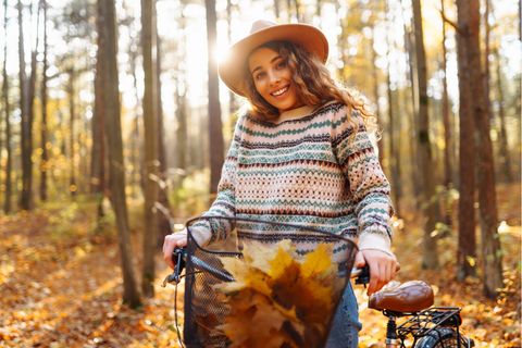 Deals des Tages: Herbst-Mode & Beautyprodukte bis zu 75% reduziert, Frau mit Fahrrad im Herbst