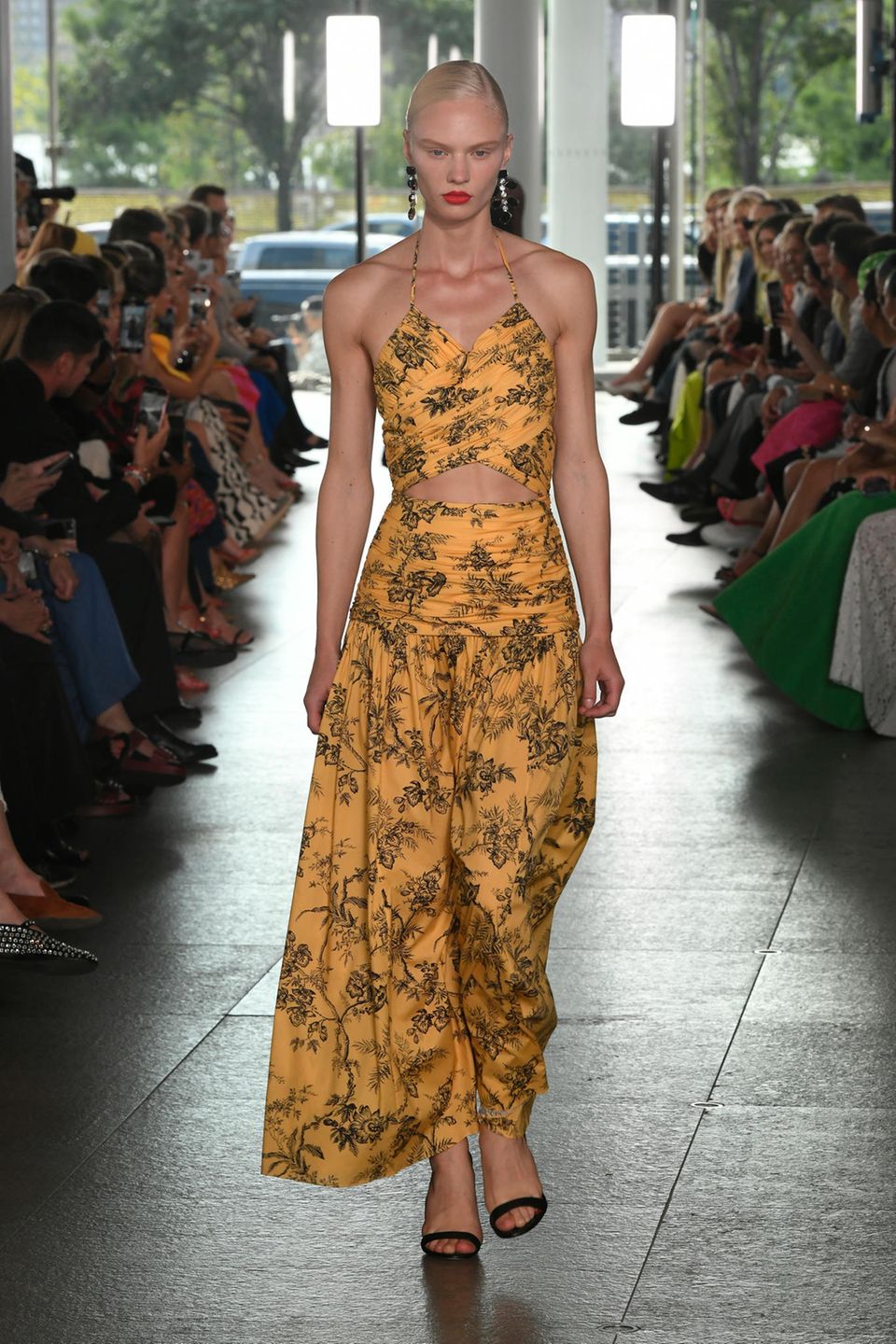 Blumen gehören auch im kommenden Frühjahr zu den Lieblingen der Modeindustrie, wie auf dem Laufsteg von Carolina Herrera zu erkennen ist. 