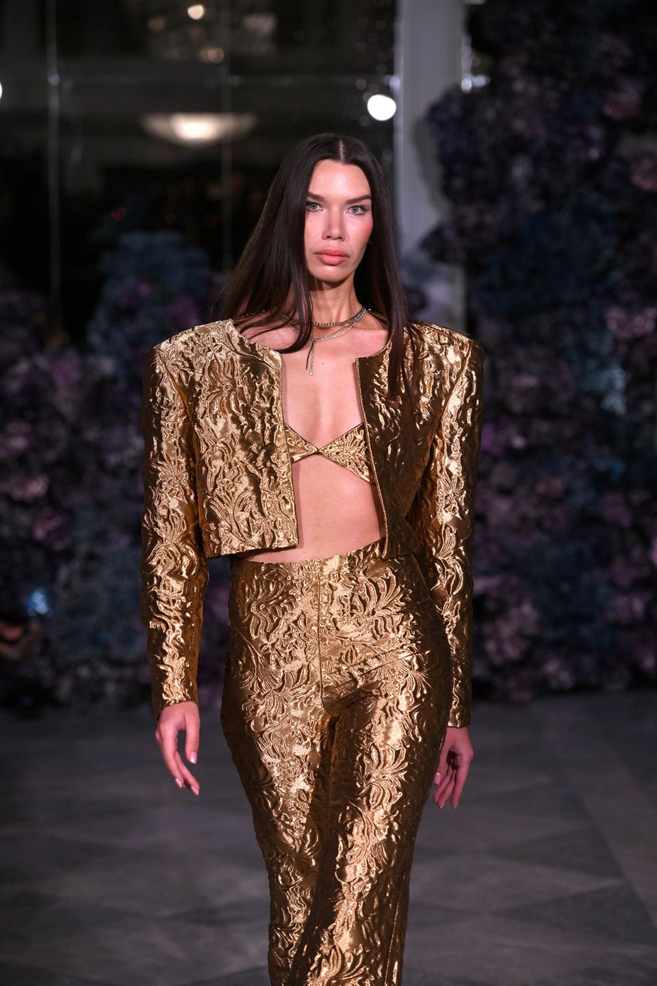 Gold und cropped: Diese Blazer-Kombination wird uns im Frühjahr und Sommer 2024 definitiv begleiten. 