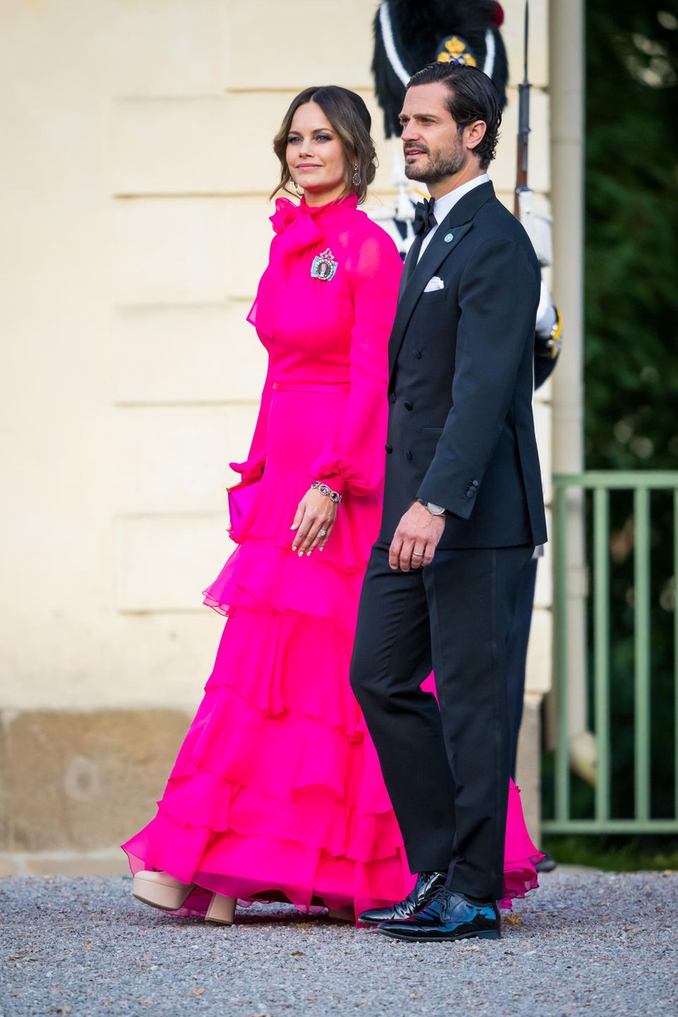 Wow! Prinzessin Sofia strahlt im knalligen pinken Rüschenkleid des schwedischen Designers Lars Wallin und wird damit zur Wiederholungstäterin. Schon bei der QX-Gala im April 2022 setzte die hübsche Schwedin auf das aufregende Kleid. Dazu kombiniert die Ehefrau von Prinz Carl Philip Plateau-Heels von Gianvito Rossi. 