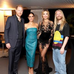 Mit breitem Lächeln posiert Meghan hinter der Bühne der Invictus Games neben Ehemann Harry und den beiden Musik-Acts der Abschlusszeremonie – Rita Ora und Sam Ryder. Zum "Raylene"-Kleid der Marke Cult Gaia in elegantem Petrol kombiniert die Herzogin beige Pumps von Aquazzura und zarte Brillanten-Ohrringe. 