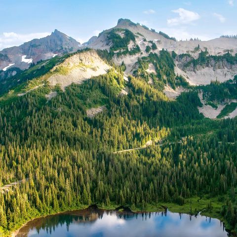 Wälder, Felsen, Wasser: der Dreiklang des US-Bundesstaats Washington – wie hier an den fast kreisrunden Reflection Lakes.