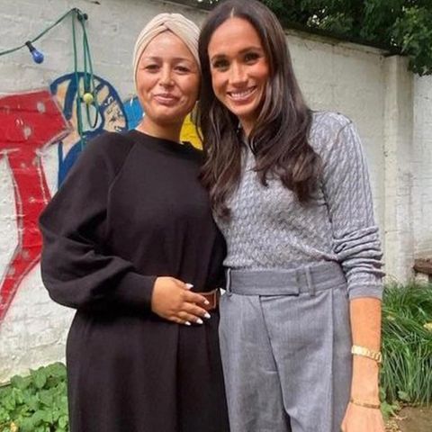 Herzogin Meghan besucht am Rande der Invictus Games in Düsseldorf ein Café, das als ehrenamtliche Anlaufstelle für Mädchen und junge Frauen in verschiedenen Notsituationen dient. Bei ihrem Besuch trägt Meghan eine schlichte Kombination aus einer grauen, taillierten Bundfaltenhose und einem dünnen grauen Strickpullover von Toteme (beide ca. 390 Euro). Ihr Schmuck ist von Cartier. Sie trägt erneut das 'Love'-Armband (7.900 Euro) und die Uhr Tank Française (27.900 Euro) von Prinzessin Diana.
