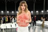 Im fluffigen Top mit stylischen Taschen besucht Suki Waterhouse die Modenschau von JW Anderson während der Fashion Week in London.