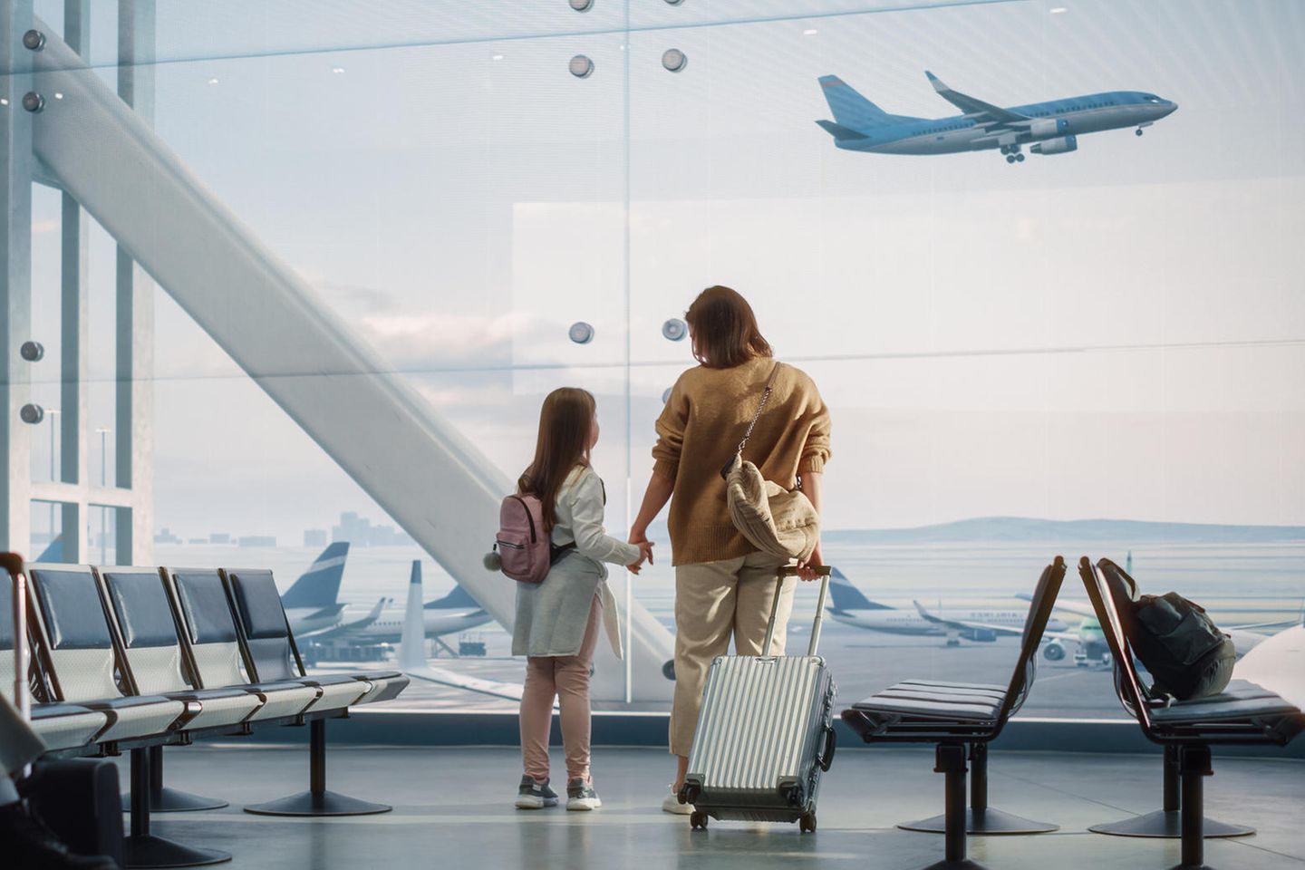 Mutter und Tochter am Terminal eines Flughafens