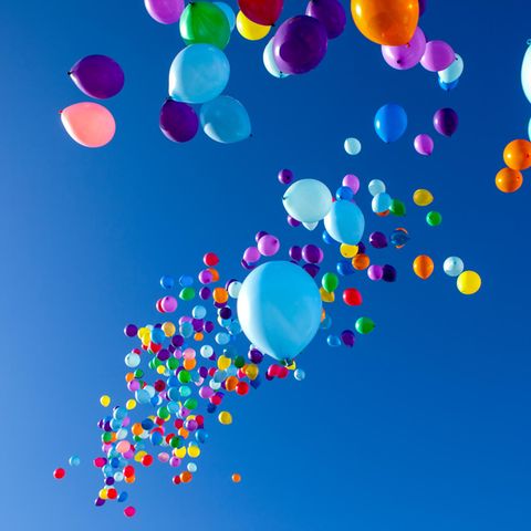 Bunte Luftballons fliegen am Himmel als Zeichen für moderne Familienpolitik