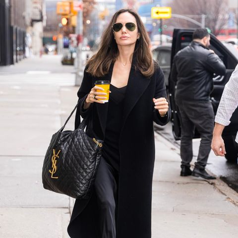 Angelina Jolie gönnt sich einen Spaziergang durch New York. Einen Kaffee in der Hand, die YSL Tote an ihrem Arm, so geht man doch gerne aus dem Haus. Die schöne It-Bag heißt "Icare Maxi-Sopper" und kostet 3.900 Euro. Mit ihrem großen Stauraum ist es die perfekte Tasche, um auf elegante Weise einkaufen zu gehen. 