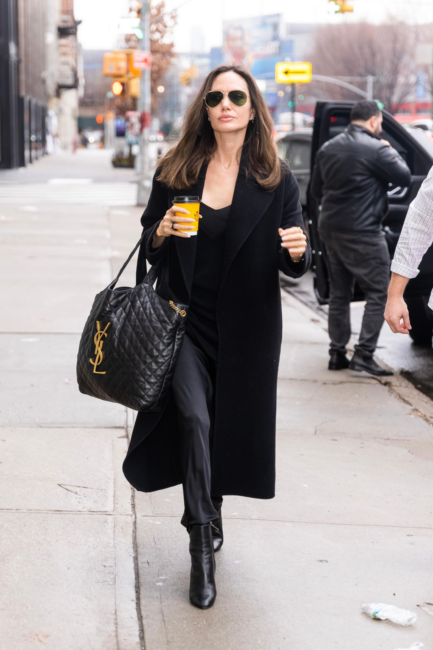 Angelina Jolie gönnt sich einen Spaziergang durch New York. Einen Kaffee in der Hand, die YSL Tote an ihrem Arm, so geht man doch gerne aus dem Haus. Die schöne It-Bag heißt "Icare Maxi-Sopper" und kostet 3.900 Euro. Mit ihrem großen Stauraum ist es die perfekte Tasche, um auf elegante Weise einkaufen zu gehen. 