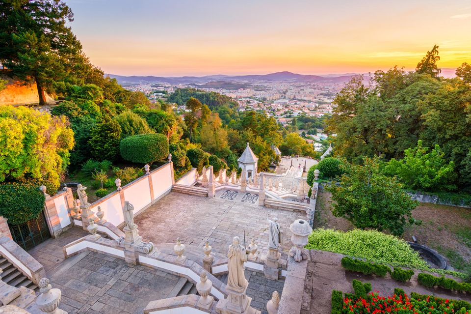 In Braga, nördöstlich der Hafenstadt Porto gelegen, könnt ihr die älteste Kathedrale Portugals und viele weitere historische Denkmäler entdecken. Die barocken Monumentaltreppen zum Wallfahrtsort Bom Jesus do Monte (Foto) sind nur ein Beispiel der Sehenswürdigkeiten in der entzückenden Stadt – und perfekt für den Sonnenuntergang. Braga wird auch als "Rom Portugals" bezeichnet, was aber nur bedingt daran liegt, dass in der Wallfahrtskirche von Sameiro ein Blutstropfen von Papst Johannes Paul II. aufbewahrt wird.