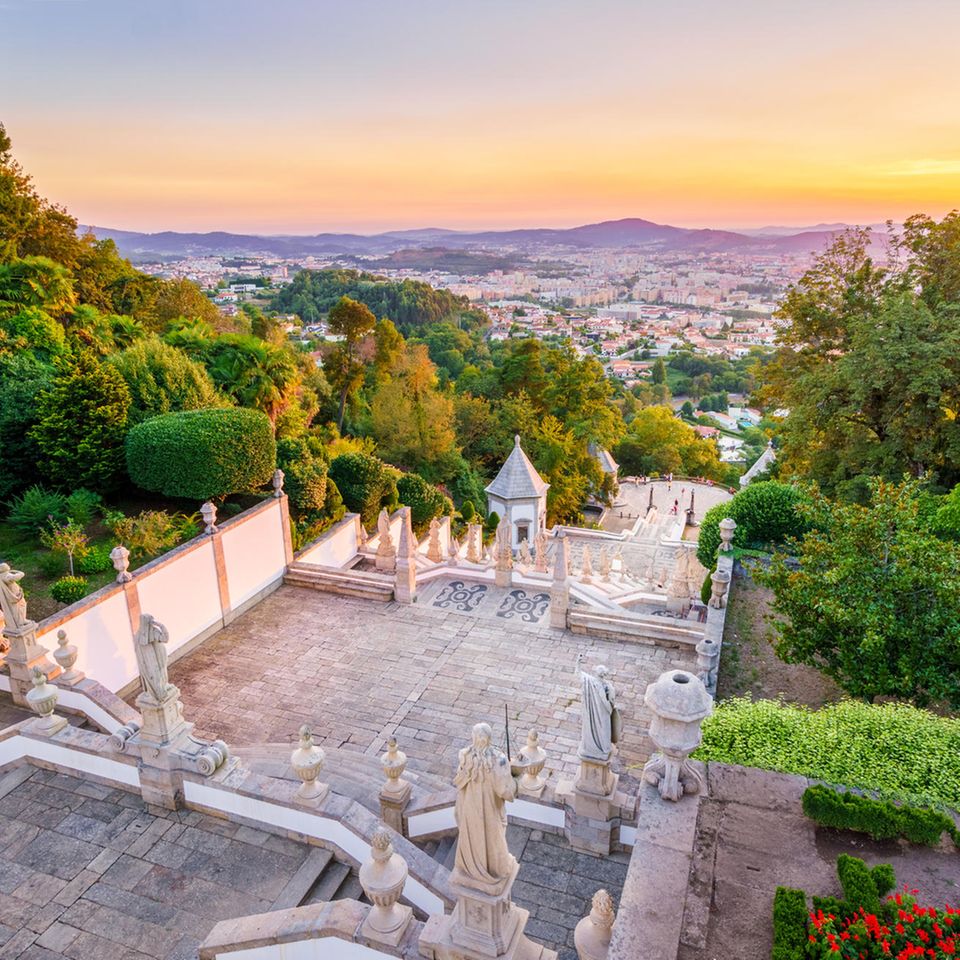 In Braga, nördöstlich der Hafenstadt Porto gelegen, könnt ihr die älteste Kathedrale Portugals und viele weitere historische Denkmäler entdecken. Die barocken Monumentaltreppen zum Wallfahrtsort Bom Jesus do Monte (Foto) sind nur ein Beispiel der Sehenswürdigkeiten in der entzückenden Stadt – und perfekt für den Sonnenuntergang. Braga wird auch als "Rom Portugals" bezeichnet, was aber nur bedingt daran liegt, dass in der Wallfahrtskirche von Sameiro ein Blutstropfen von Papst Johannes Paul II. aufbewahrt wird.