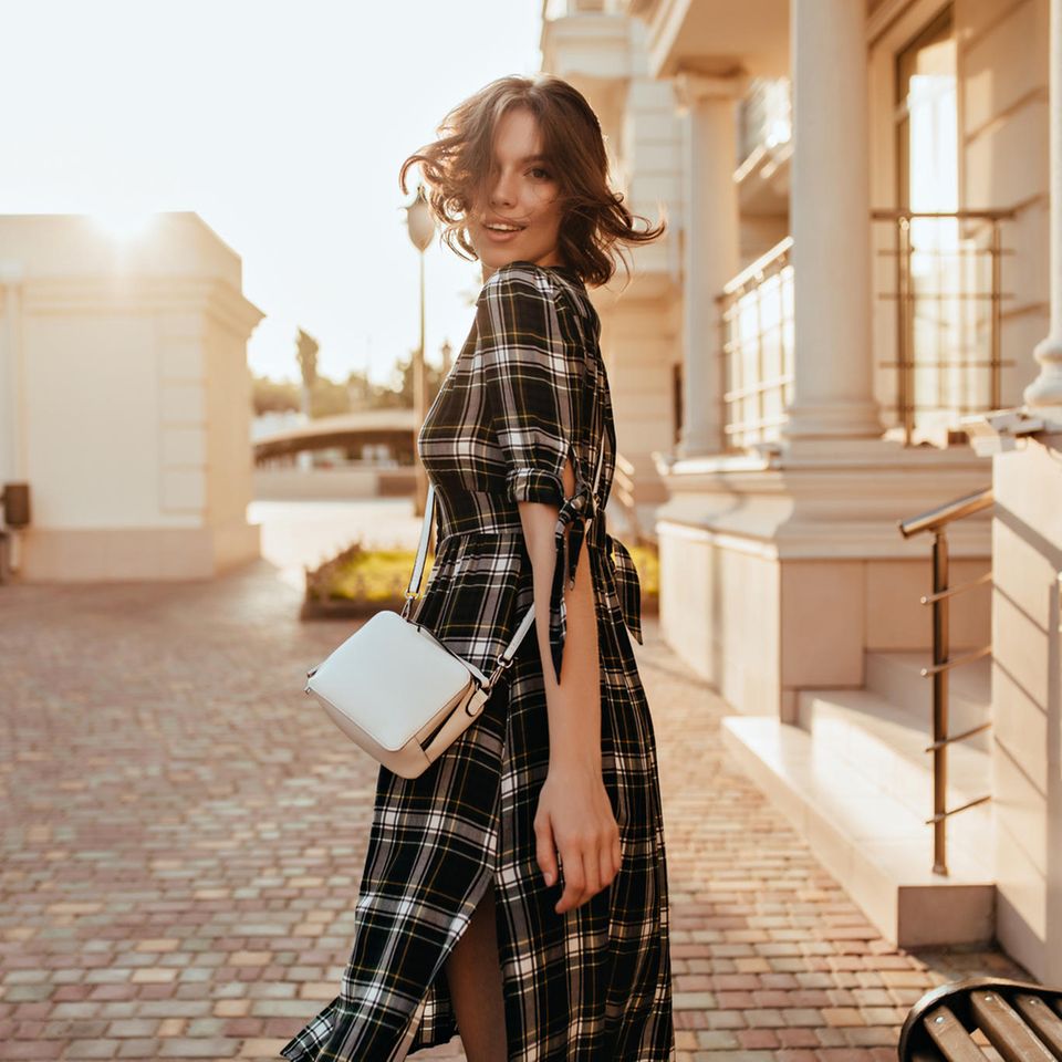 Deals des Tages: Eine Frau mit kariertem Kleid dreht sich zur Kamera um