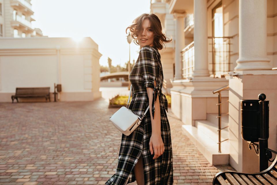 Deals des Tages: Eine Frau mit kariertem Kleid dreht sich zur Kamera um