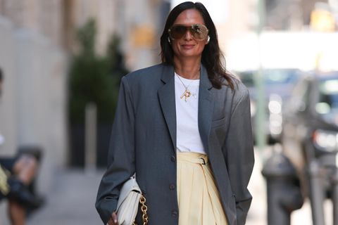 Es ist wieder Zeit für die großen Modewochen. Bei dem Auftakt in New York haben die Gäste sich selbst übertroffen. Außerhalb der Brandon Maxwell Show trägt eine Gästin einen grauen overzised Blazer, ein schlichtes weißes T-shirt und einen pastell-gelben asymmetrischen Faltenrock. Gepaart mit einer weißen Tasche von Bottega Veneta und einer vintage Kette von Céline, strahlt sie den perfekten Mix zwischen Chic und Lässigkeit aus.