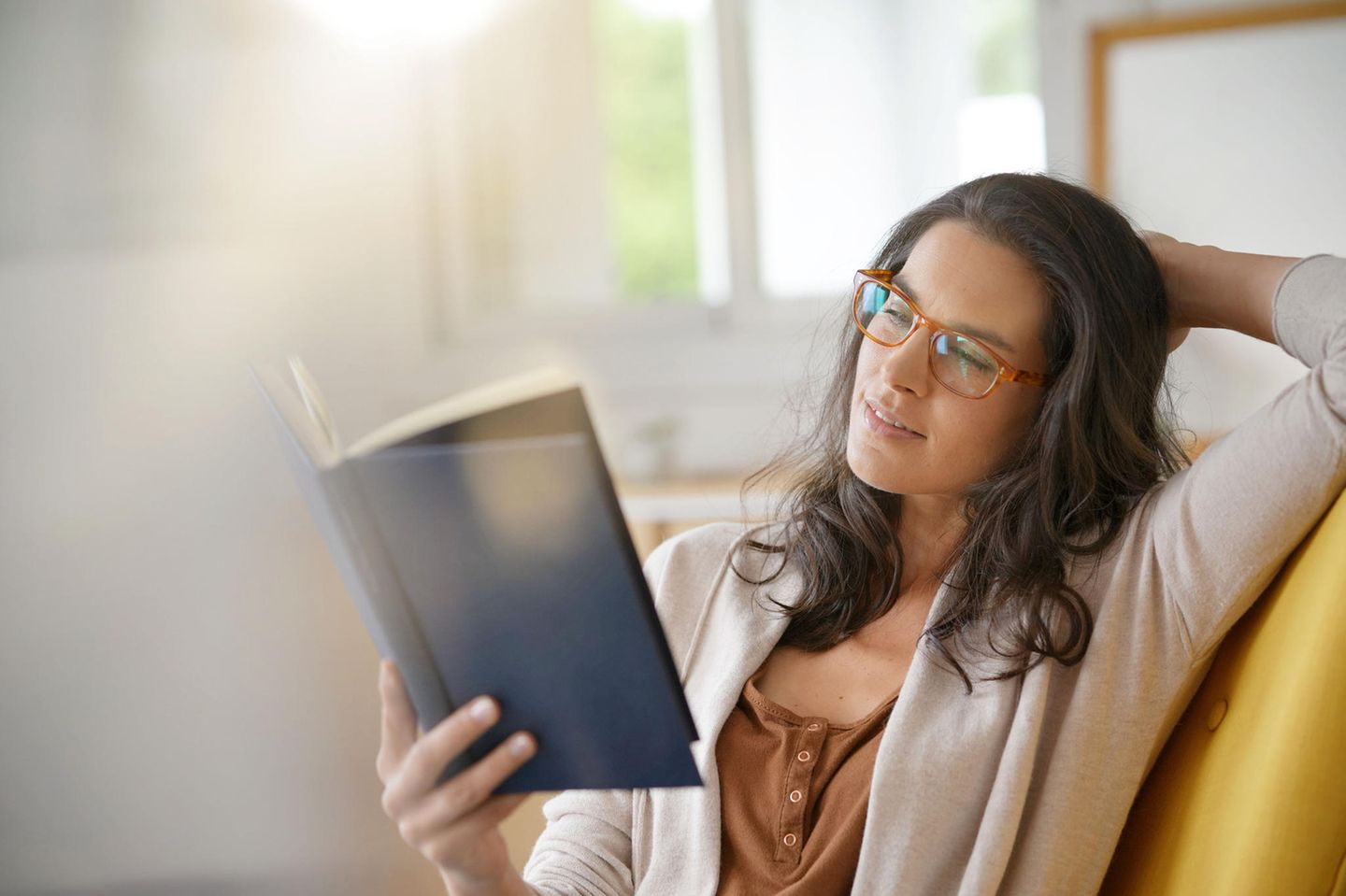 Deutscher Buchpreis 2023: Frau mit Brille liest ein Buch