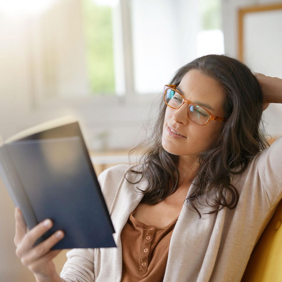 Deutscher Buchpreis 2023: Frau mit Brille liest ein Buch