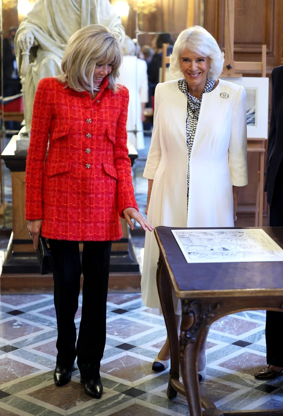 Königin Camilla und Brigitte Macron in der BNF