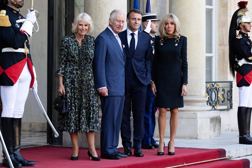 Bevor es für König Charles und Königin Camilla nach Bordeaux weitergeht, empfängt das Präsidentenpaar die beiden noch mal im Élysée-Palast. Brigitte Macron trägt hier zum Abschied einen schwarzen Louis-Vuitton-Look mit goldenen Schulter-Details.