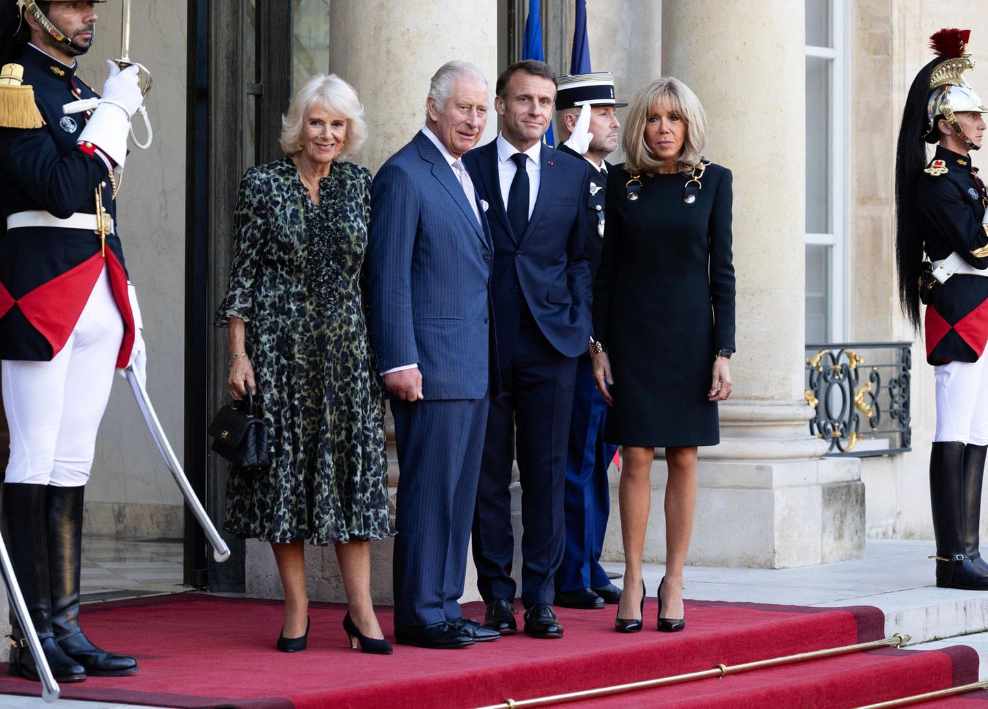 Bevor es für König Charles und Königin Camilla nach Bordeaux weitergeht, empfängt das Präsidentenpaar die beiden noch mal im Élysée-Palast. Brigitte Macron trägt hier zum Abschied einen schwarzen Louis-Vuitton-Look mit goldenen Schulter-Details.