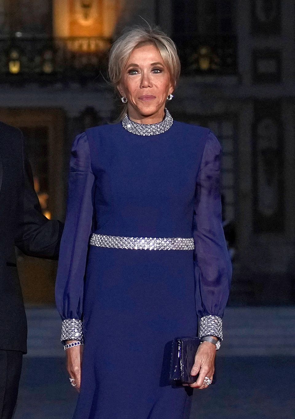 Brigitte Macrons glamouröser Abendlook stammt übrigens aus dem Hause Louis Vuitton und funkelt im Blitzlichtgewitter besonders schön.