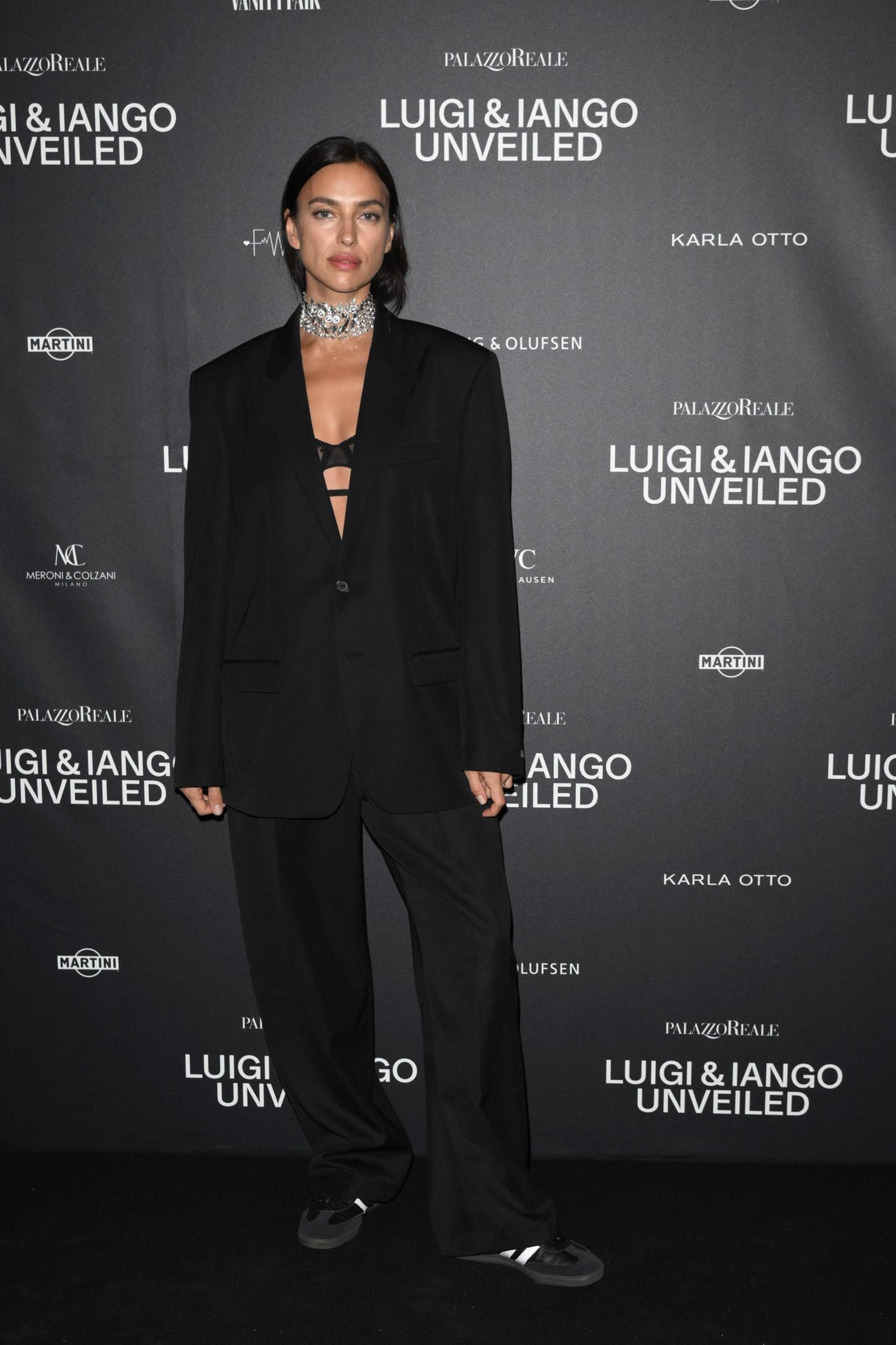 Topmodel Irina Shayk zeigt sich bei der Eröffnung der Fotoausstellung "Luigi & Iango Unveiled" im lässigen Anzug-Look mit BH und Turnschuhen.