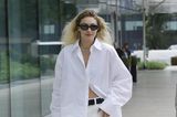 Streetstyle ganz in Weiß: Gigi Hadid zieht gut gelaunt durch Mailand.