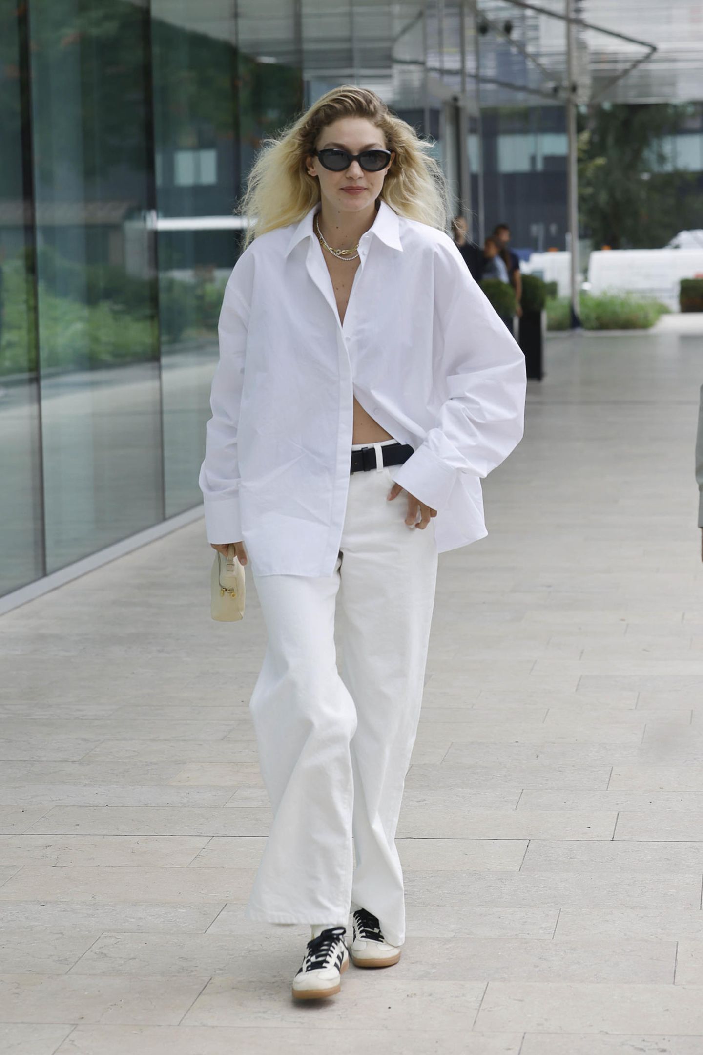 Streetstyle ganz in Weiß: Gigi Hadid zieht gut gelaunt durch Mailand.
