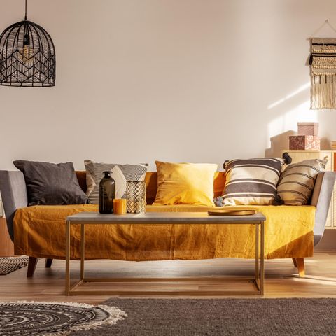 Blick in ein Wohnzimmer mit herbstlichen Farben dekoriert