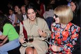 Kendall Jenner und Anna Wintour halten bei Gucci einen amüsanten Plausch.