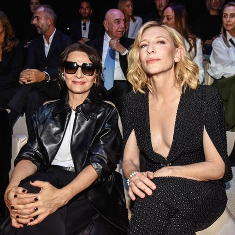 Juliette Binoche und Cate Blanchett haben es sich in der Front Row von Gucci bequem gemacht.