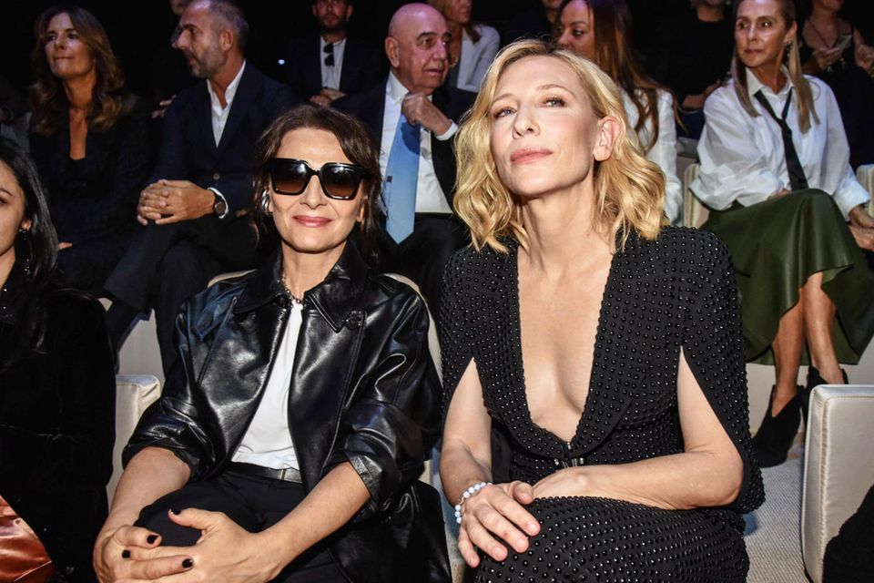 Juliette Binoche und Cate Blanchett haben es sich in der Front Row von Gucci bequem gemacht.