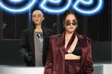 Lässigen Glamour in Kastanienbraun präsentiert Demi Lovato als Gästin der Fashion-Show von Boss.