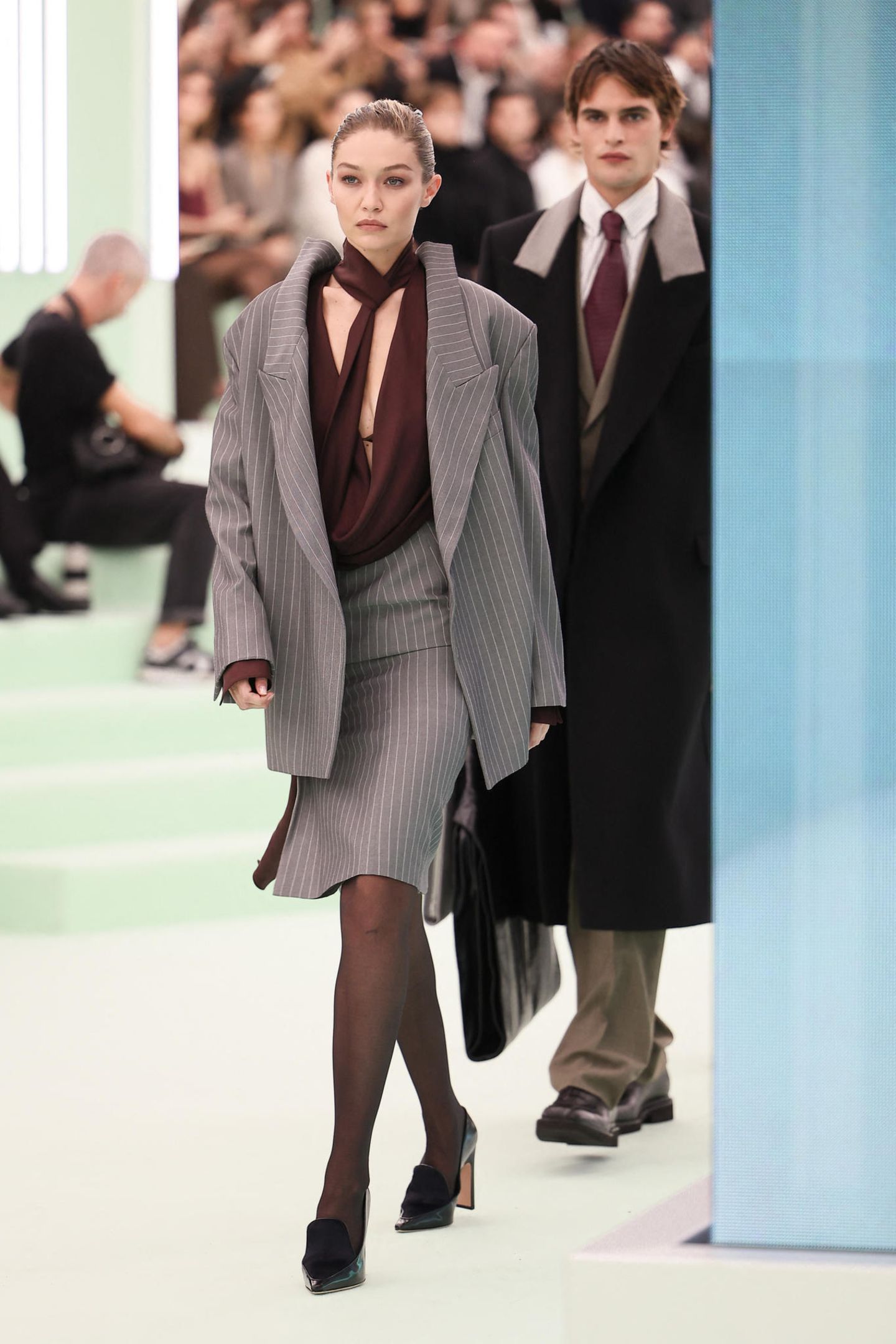 Im XL-Blazer schwebt Topmodel Gigi Hadid über den Runway von Boss.