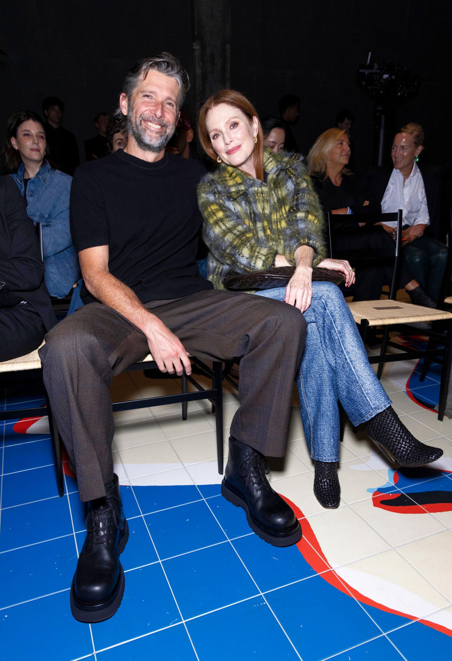 Bart Freundlich und Julianne Moore zeigen sich in der Front Row von Bottega Veneta in schönster Fashion-Week-Laune.