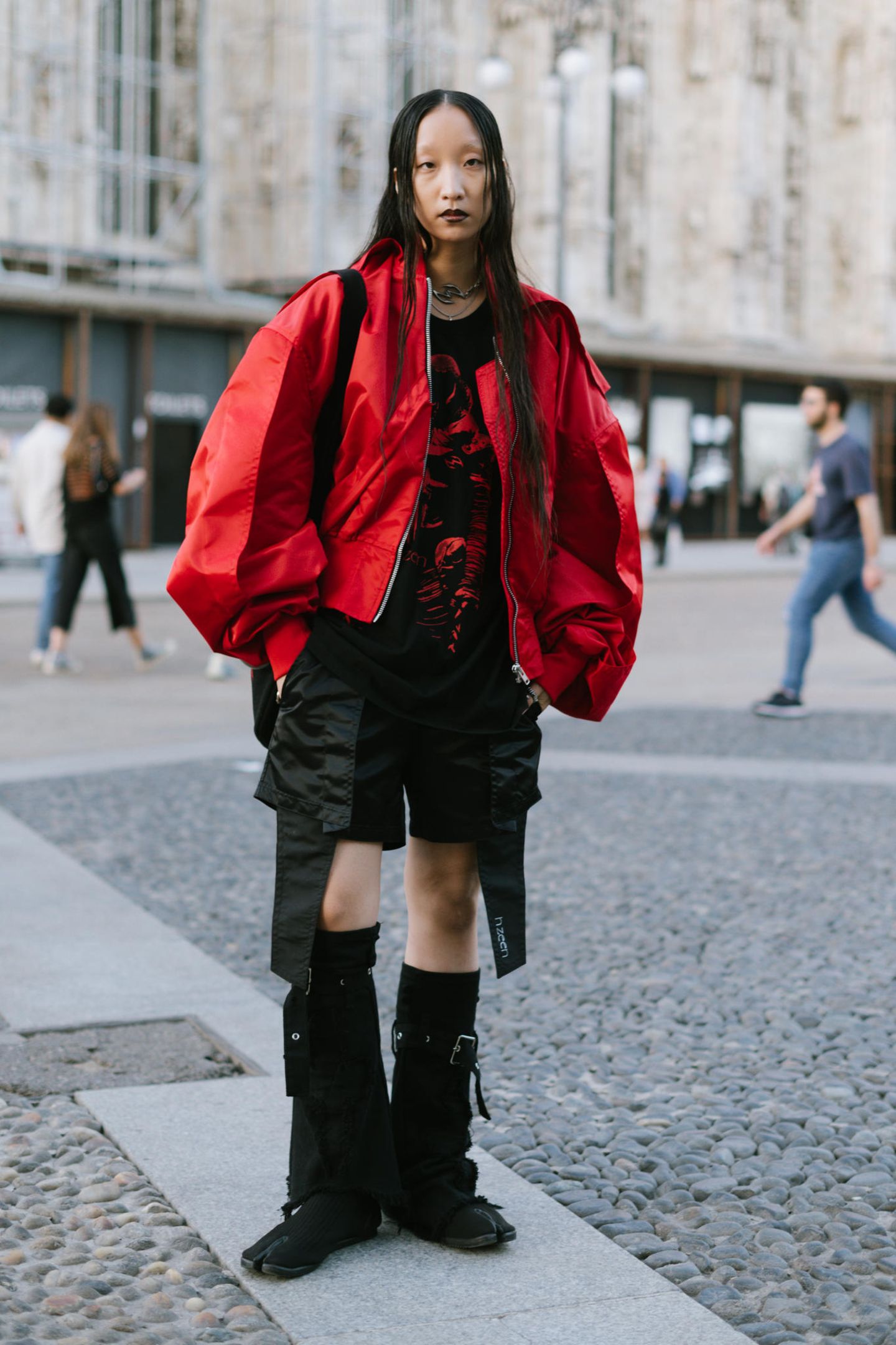 Dass Rot zu den Trendfarben der Mailänder Modewoche gehört, hat diese Besucherin scheinbar schon kommen sehen und zeigt sich passend in roter XXL-Bomberjacke.