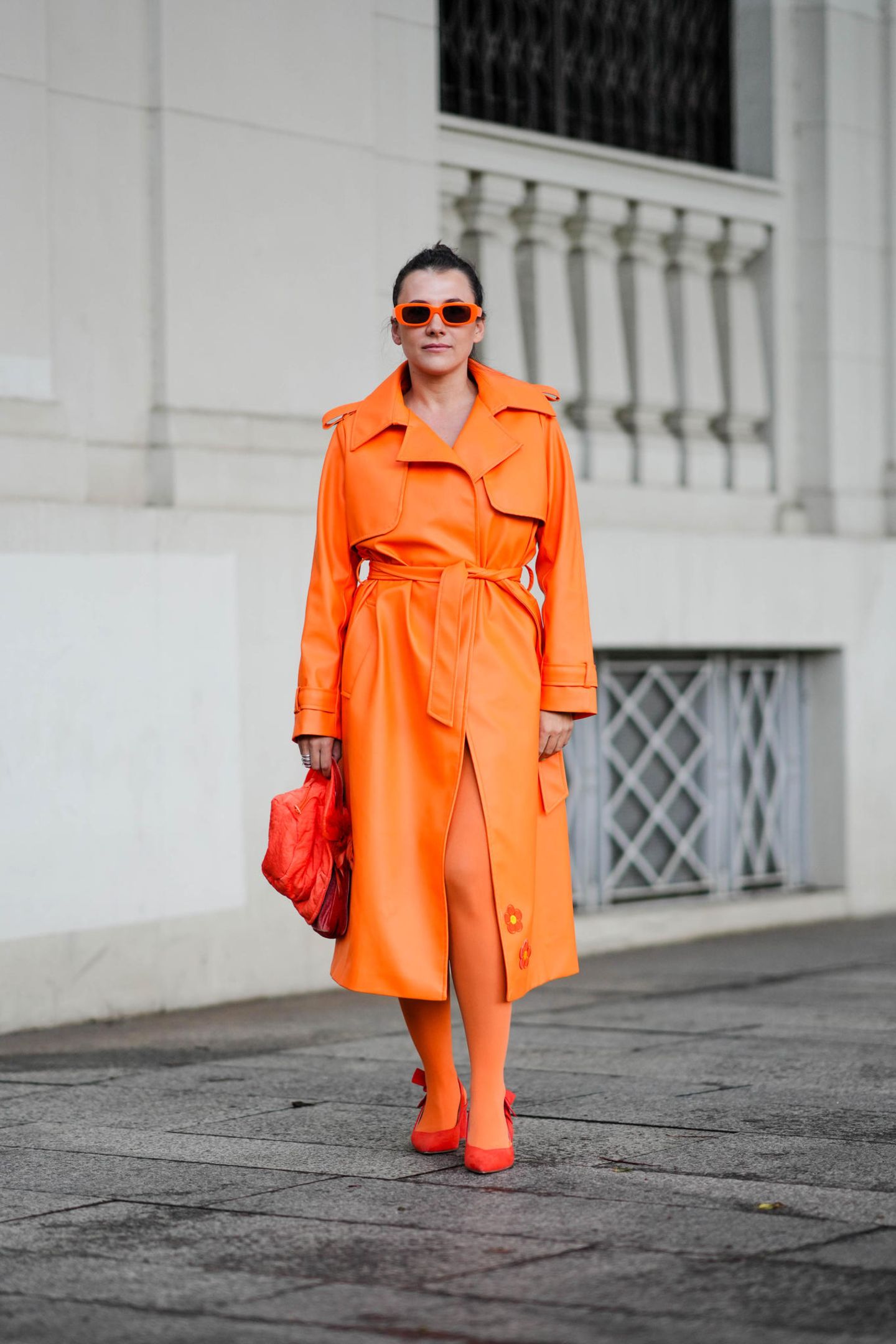 Auch Ton-in-Ton-Looks waren ein beliebter Trend in Mailand. Diese Besucherin hat sich für eine ganz mutige Kombi in strahlendem Orange entschieden.