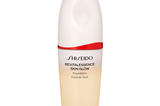 Die "Revitalessence Skin Glow Foundation" von Shiseido vereint die Deckkraft eines Make-ups mit den pflegenden Aspekten einer Hautcreme. Die Foundation kommt in 30 unterschiedlichen Nuancen, verfügt über Lichtschutzfaktor 30, glättet die Haut sofort und versorgt sie mit Feuchtigkeit. Zwei Präbiotika, fermentierter Kefir und Niacinamid stärken zudem die guten Hautbakterien. Erhältlich für etwa 63 Euro. 