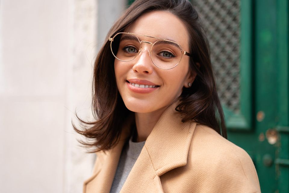 Herbstmantel: Diese 3 Modelle liegen 2023 im Trend, Frau mit Brille