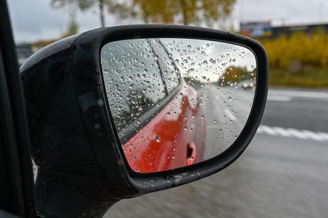 Autofahren: Mit diesem Trick werden deine Außenspiegel wasserabweisend