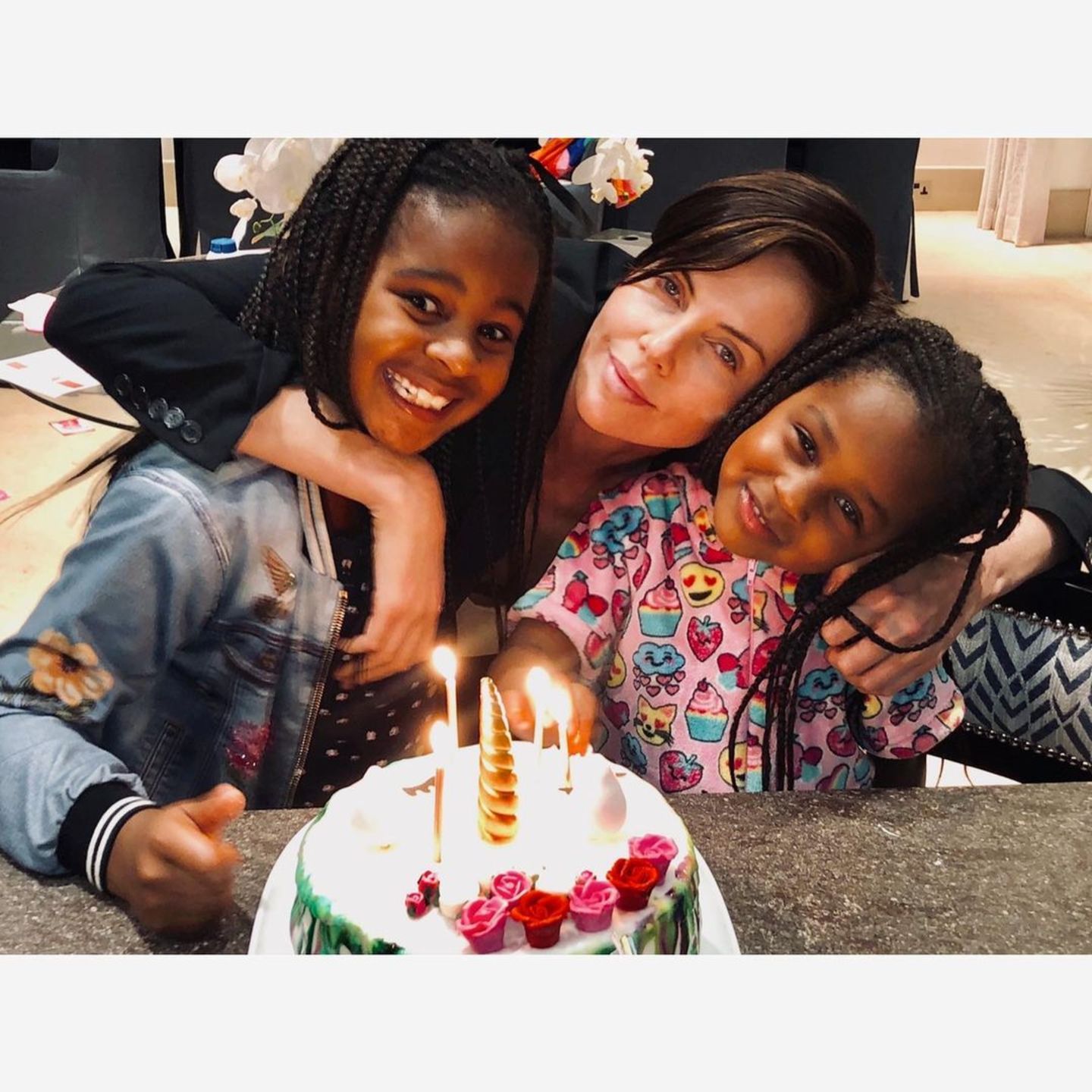 Promi-Kids: Charlize Theron mit ihren Töchtern