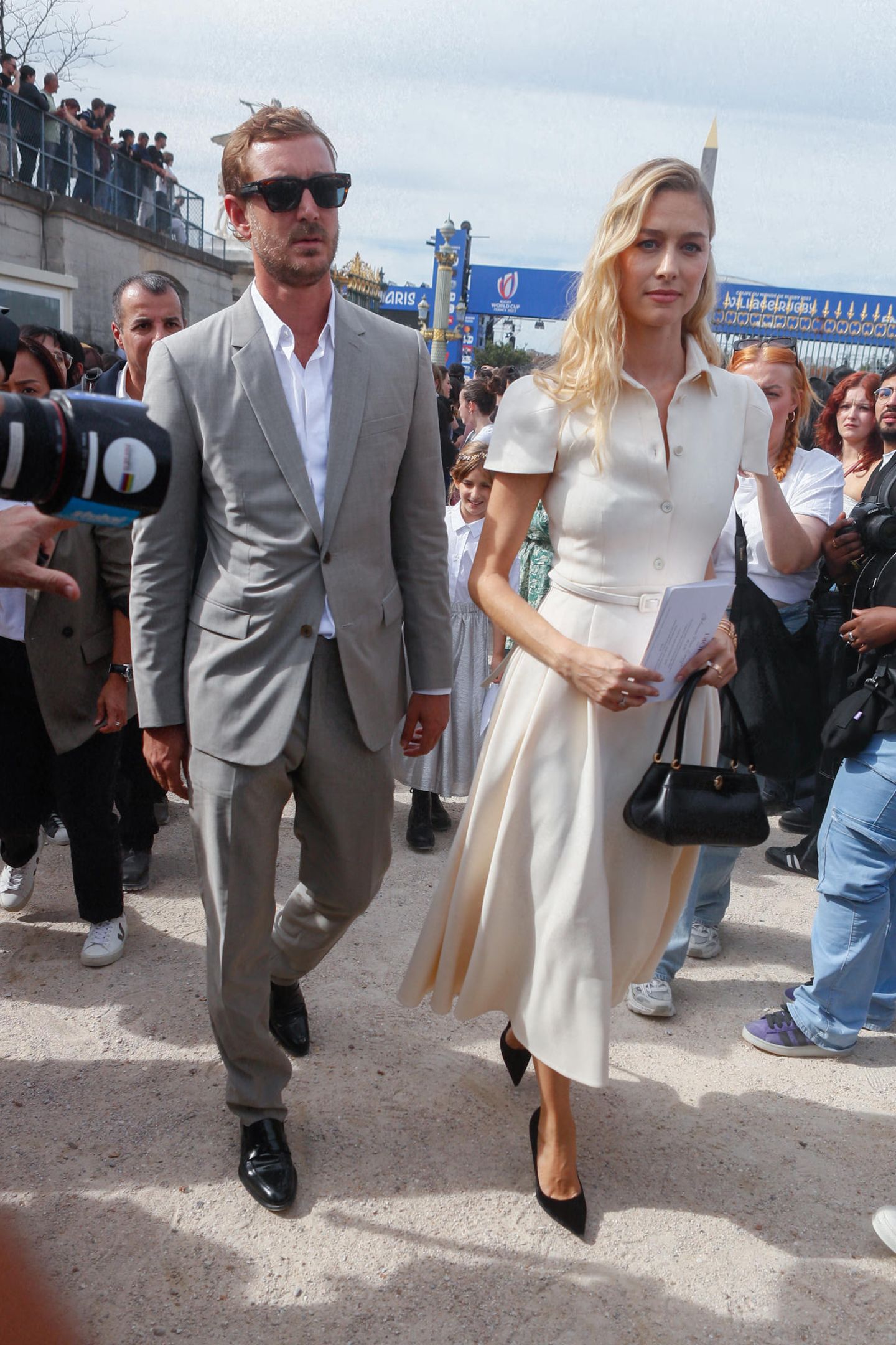 Auch Royals lassen sich die Dior-Show nicht entgehen: Pierre Casiraghi und Beatrice Borromeo zeigen sich in Paris klassisch elegant.