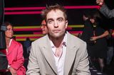 Und auch Robert Pattinson hat es sich in der ersten Reihe bei Dior bequem gemacht.