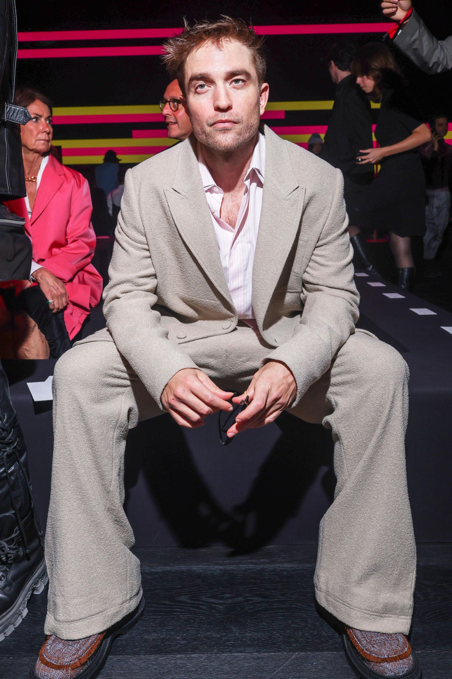 Und auch Robert Pattinson hat es sich in der ersten Reihe bei Dior bequem gemacht.
