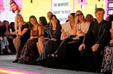 In der Front Row von Dior haben noch mehr Stars platz genommen: Elizabeth Debicki, Rachel Zegler, Anya Taylor-Joy, Jenna Ortega, Rosalía und Jennifer Lawrence (v.l.)